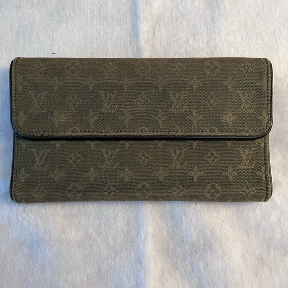 Louis Vuitton Monogram Snap Closure Wallet. Color Green, good condition. - Picture 8 of 10